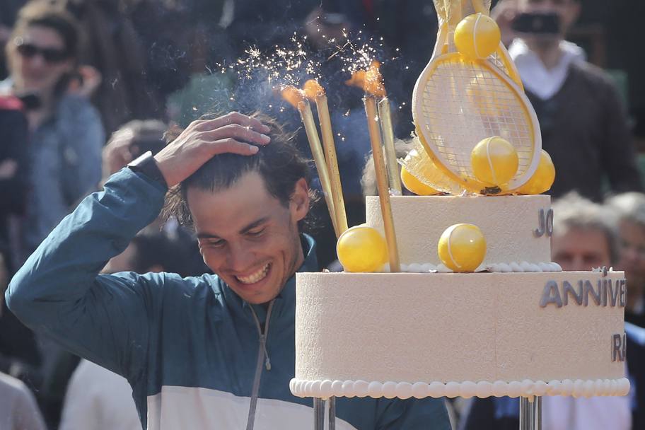 Il 3 giugno 2013 Nadal batt Kei Nishikori negli ottavi per 6-4 6-1 6-3. E in questa occasione festeggia anche il suo compleanno (LaPresse)